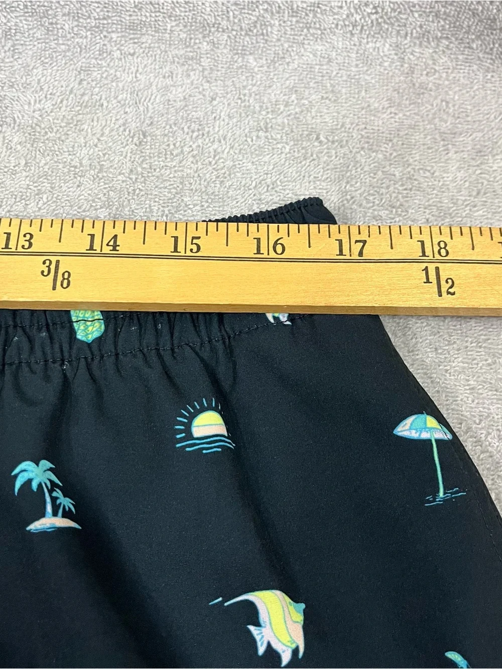 Chubbies Mens XL Swim Trunks Black Pineapple Print 5.5